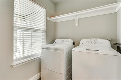 4021 Sheraton Road Denton, TX 76209 - Photo 5 of 35 a utility room with dryer and washer