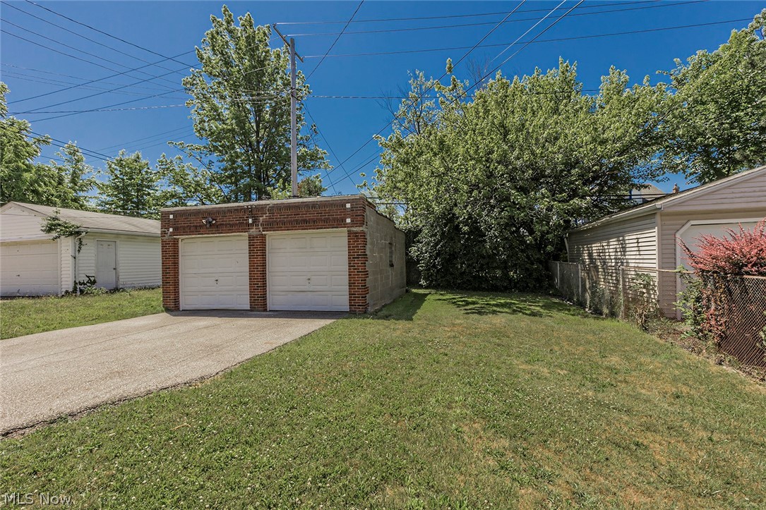 3266 Yorkshire Road Cleveland, OH 44118 - Photo 4 of 34