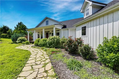 $929,000 | 30424 West 271st Street, Paola, KS 66071