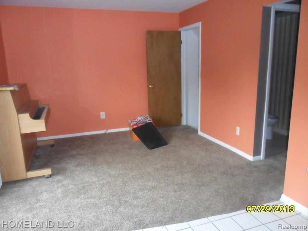 6709 Andersonville Road Clarkston, MI 48346 - Photo 4 of 19 Family area
