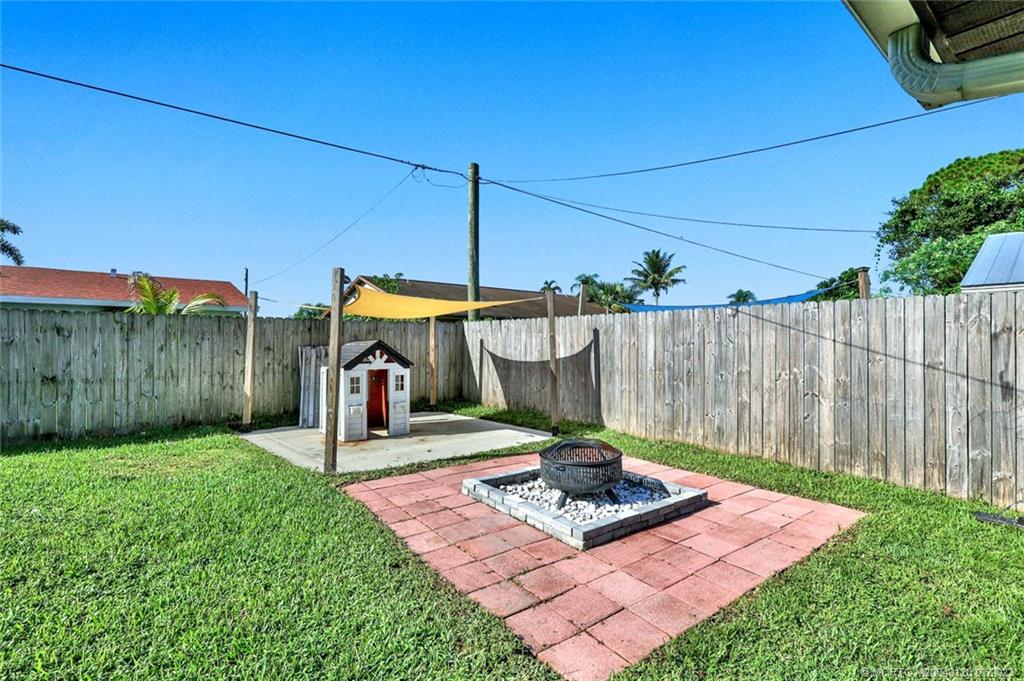 1790 Southeast Madison Street Stuart, FL 34997 - Photo 23 of 24 a view of a backyard with wooden fence
