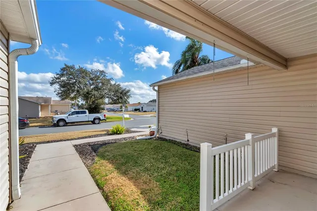 a view of a back yard