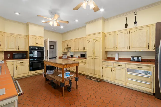 $775,000 | 68 Cardinal Circle, Cadiz, KY 42211