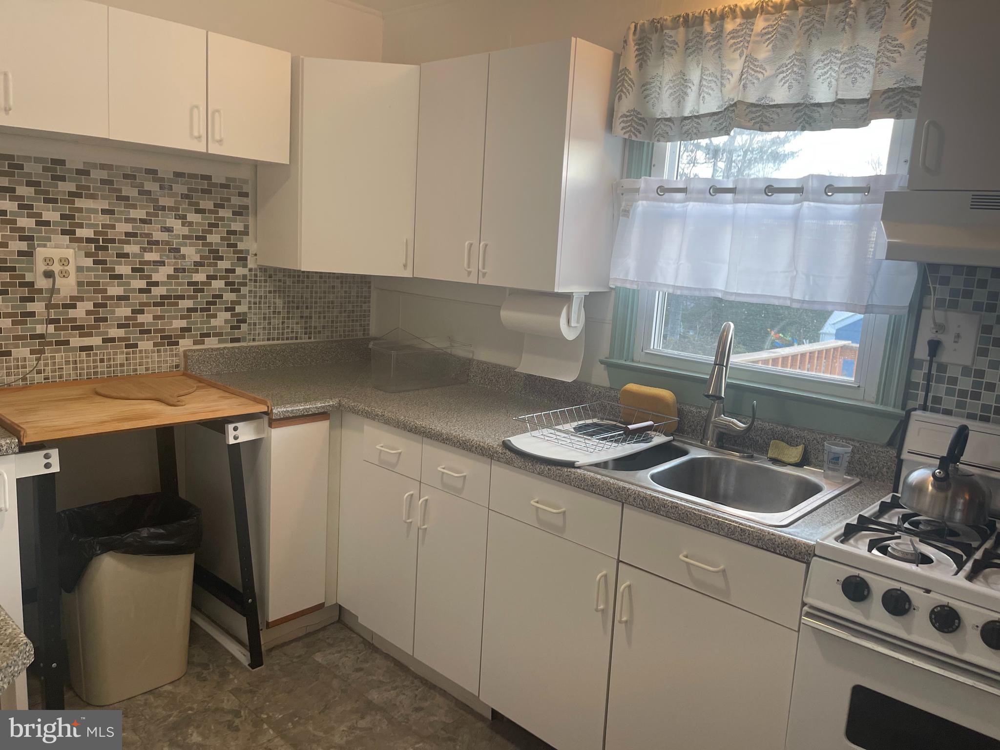 7931 Rolling View Avenue Baltimore, MD 21236 - Photo 5 of 14 Kitchen