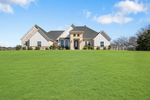 $670,000 | 123 South Silver Saddle Trail, Weatherford, TX 76087