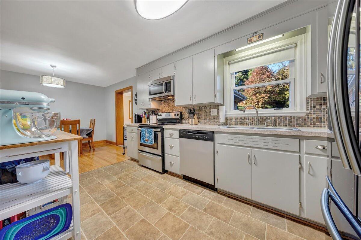 2615 Grandin Road Southwest Roanoke, VA 24015 - Photo 8 of 24 16-MIB04593