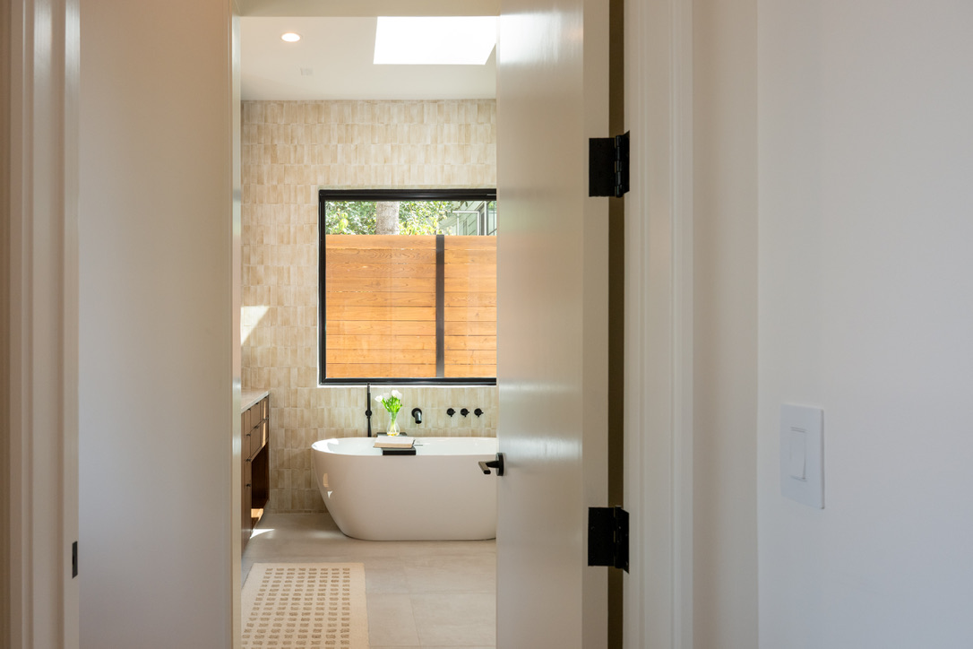 308 El Paso Street Austin, TX 78704 - Photo 20 of 38 a bathroom with a bathtub and a sink
