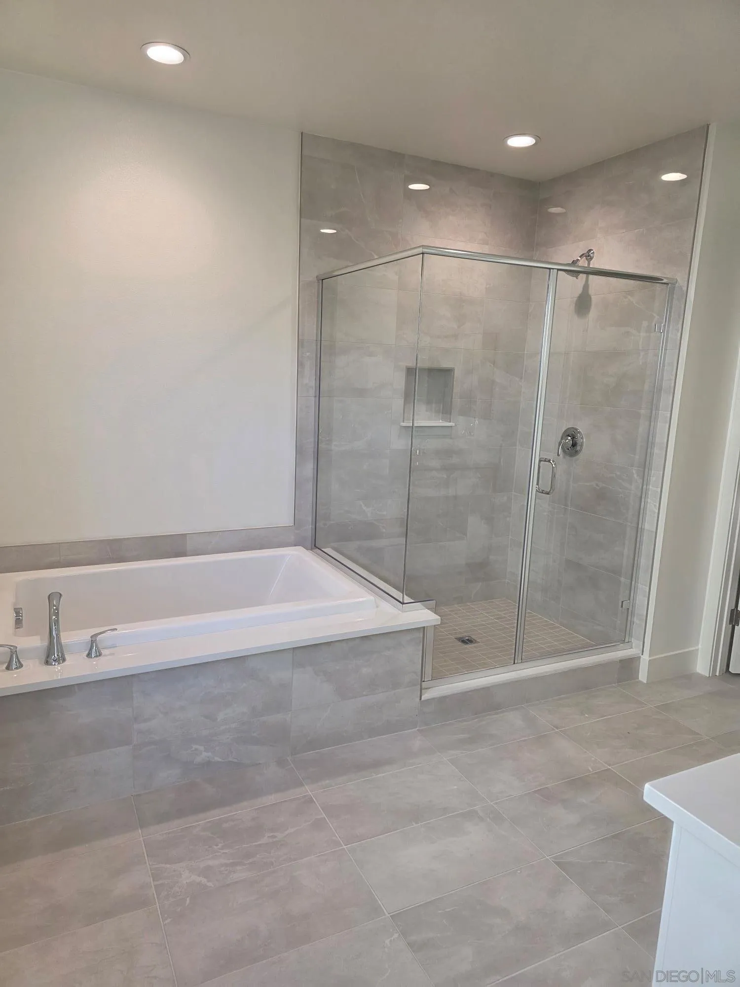 3437 Butler Place Escondido, CA 92027 - Photo 5 of 7 Primary Bath/Spa