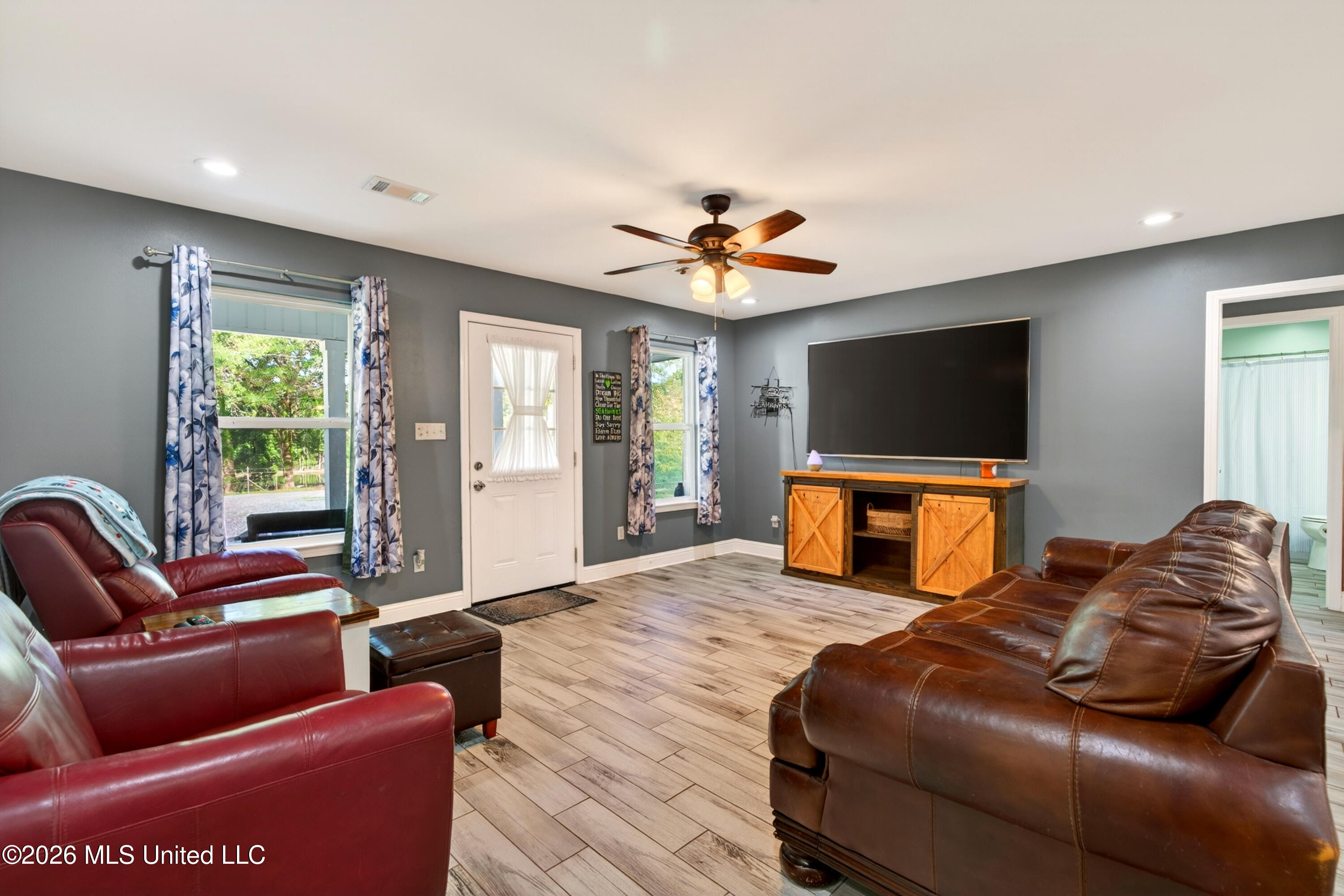 23 Buddy Road Picayune, MS 39466 - Photo 8 of 49 Living room