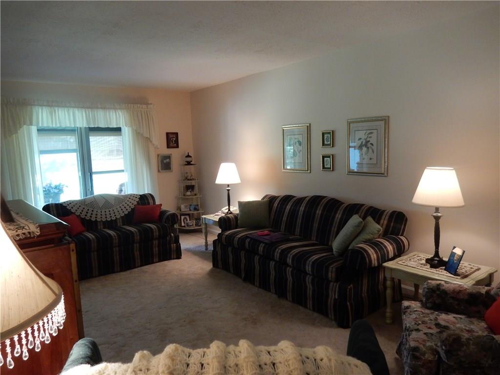 286 Windsor Ridge, Unit 23 New Castle, PA 16105 - Photo 3 of 15 Large, bright living room