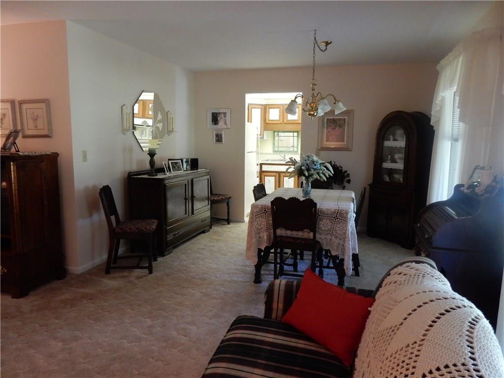 286 Windsor Ridge, Unit 23 New Castle, PA 16105 - Photo 5 of 15 Dining area