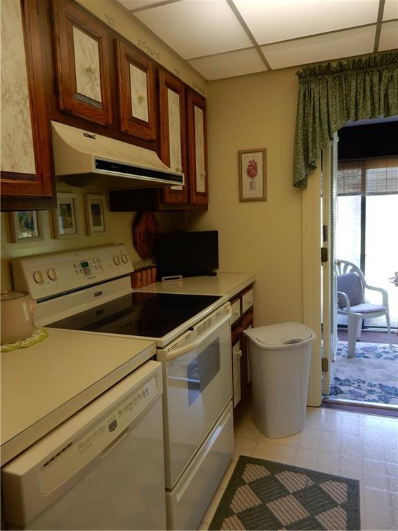 286 Windsor Ridge, Unit 23 New Castle, PA 16105 - Photo 7 of 15 Kitchen with appliance included