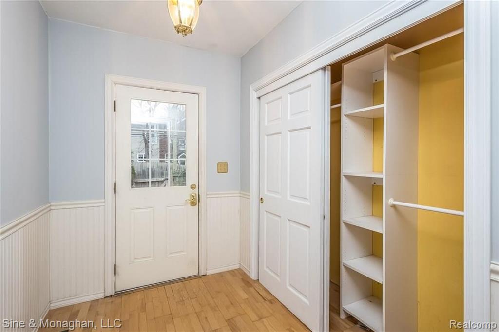 1269 Roslyn Road Grosse Pointe Woods, MI 48236 - Photo 5 of 8