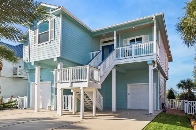a view of front of house with a yard