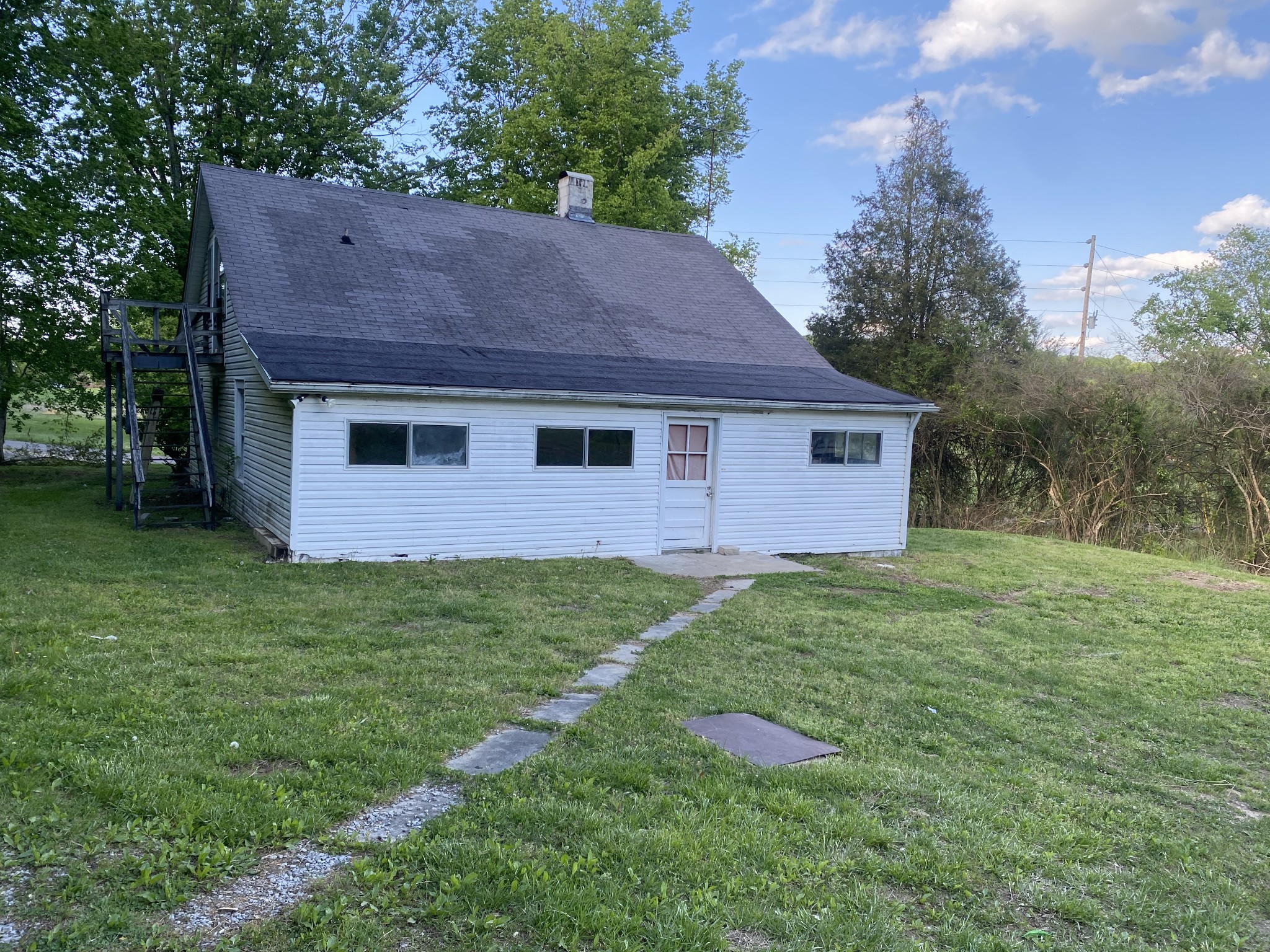 1025 Chandler Road Ashland City, TN 37015 - Photo 3 of 12 a backyard of a house with seating space