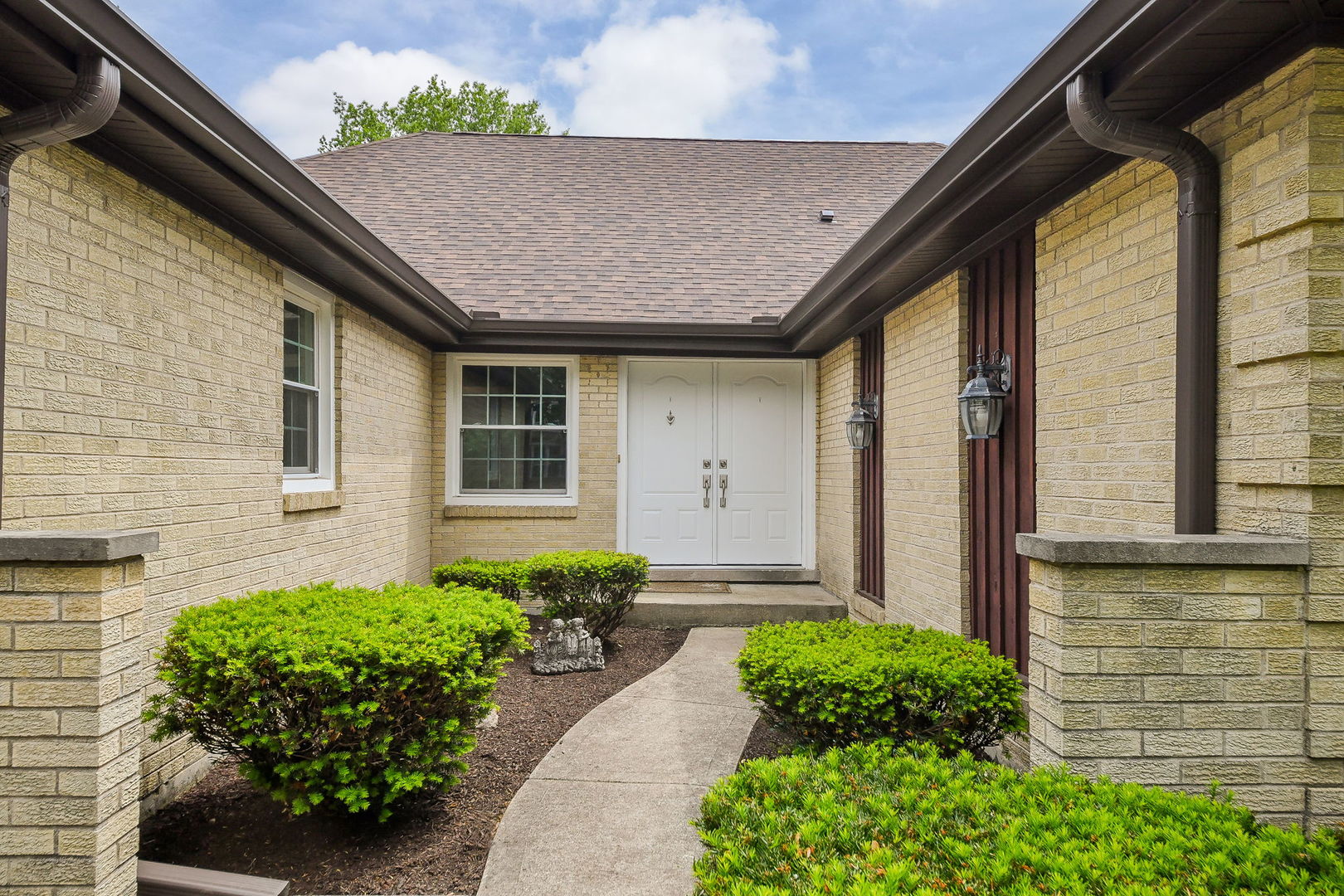 541 Williamsburg Road Glen Ellyn, IL 60137 - Photo 3 of 45 a front view of a house with garden