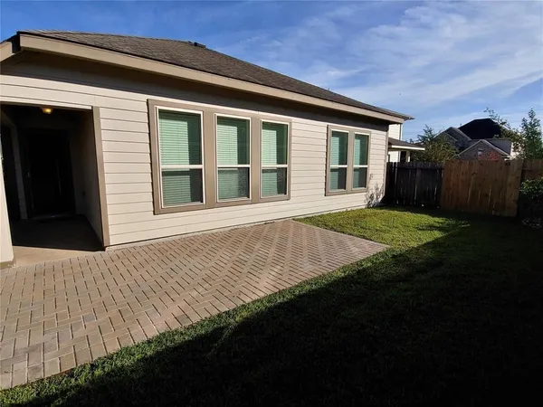 a view of house with backyard and porch