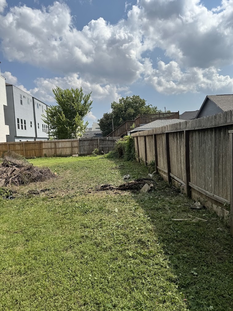 2213 Berry Street Houston, TX 77004 - Photo 2 of 5 a view of backyard of house