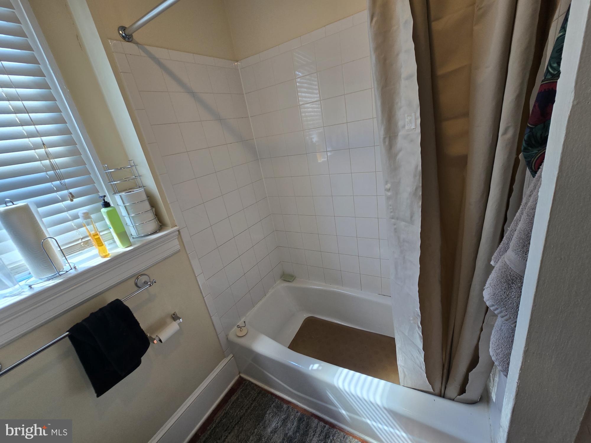 816 Primson Avenue Baltimore, MD 21229 - Photo 22 of 23 a bathroom with a bathtub and a sink