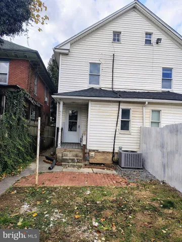 a view of a house with backyard