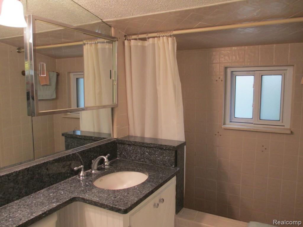 588 Heights Road Lake Orion, MI 48362 - Photo 8 of 19 Bathroom