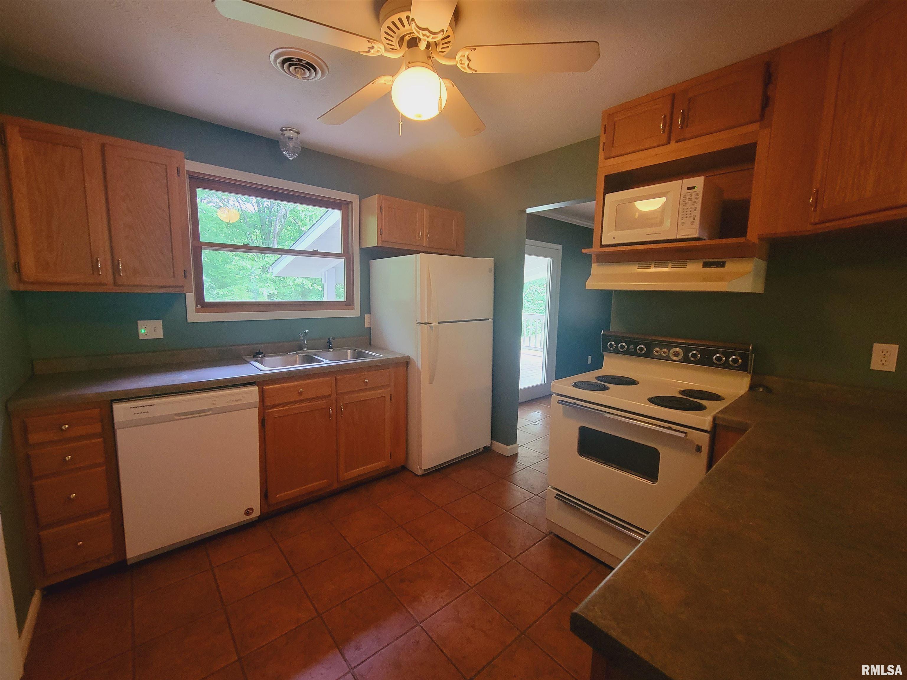 1561 West Lake Road Murphysboro, IL 62966 - Photo 2 of 16