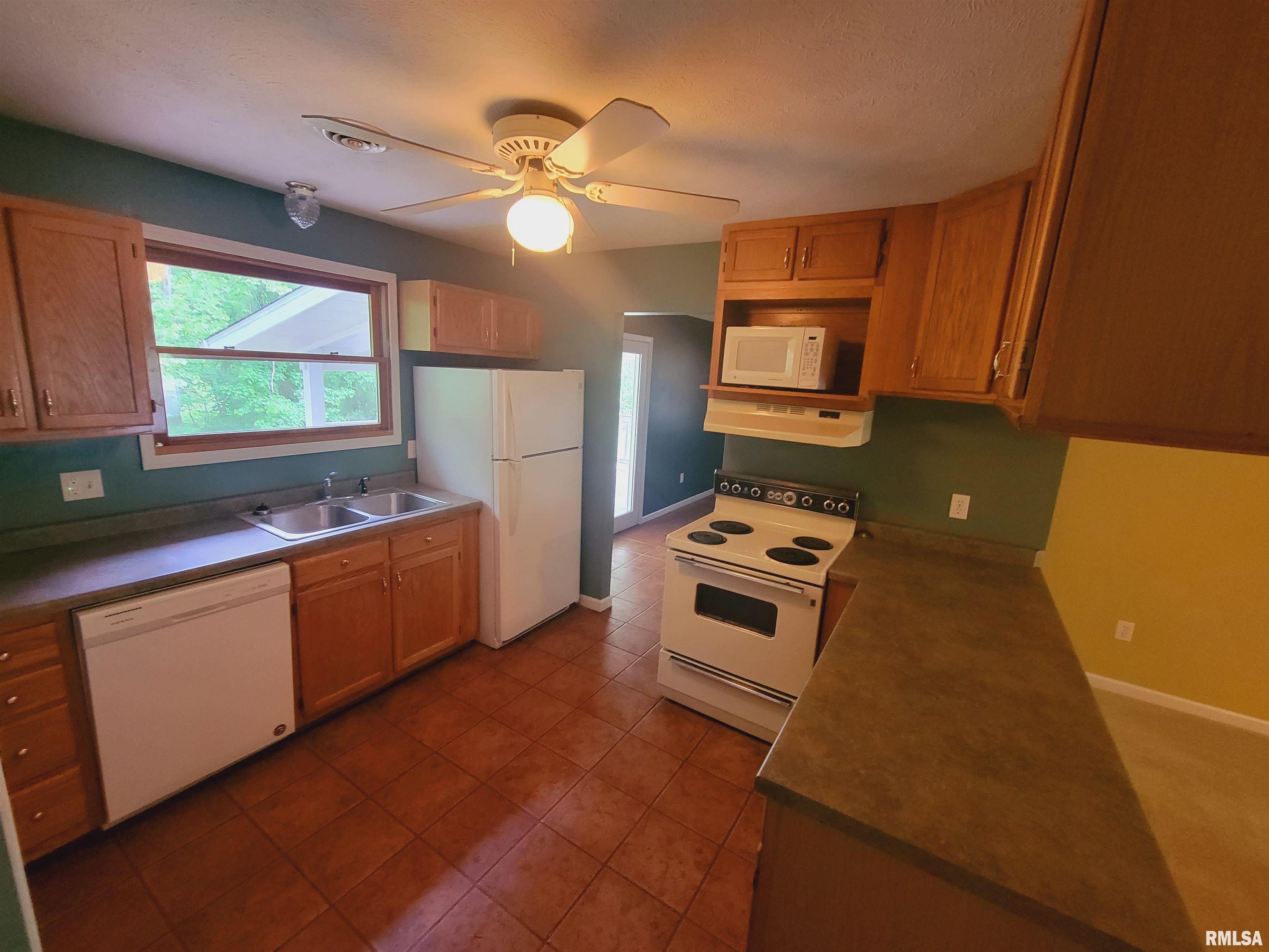 1561 West Lake Road Murphysboro, IL 62966 - Photo 3 of 16