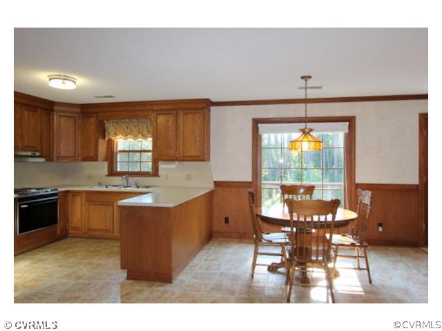 12475 Stagfield Road Ashland, VA 23005 - Photo 6 of 12 Kitchen - KITCHEN WITH BREAKFAST AREA OVERLOOKING