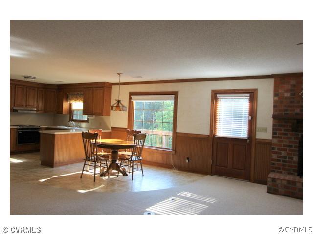 12475 Stagfield Road Ashland, VA 23005 - Photo 7 of 12 Den/Family/Great Room - Casual dining area and fam