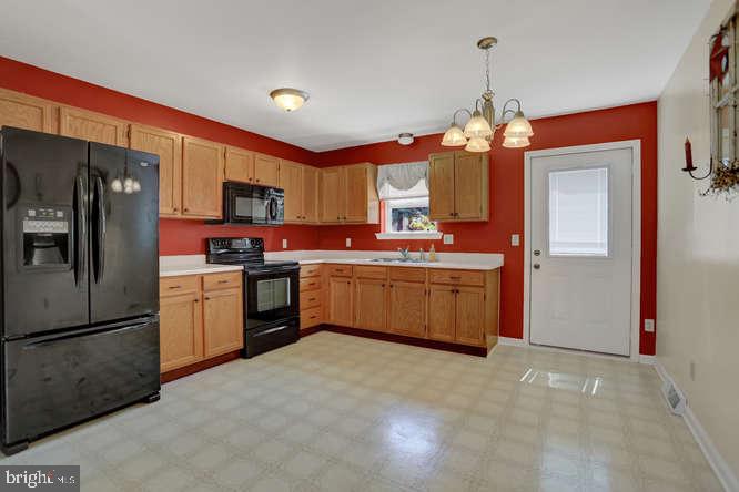 280 Edinburgh Road York, PA 17406 - Photo 10 of 38 Gallery Image 10