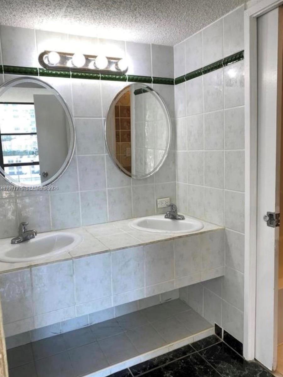 16909 North Bay Road, Unit 915 Sunny Isles Beach, FL 33160 - Photo 5 of 12