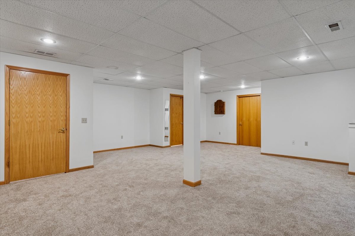20928 West Spruce Lane Plainfield, IL 60544 - Photo 17 of 20 an empty room with a natural light