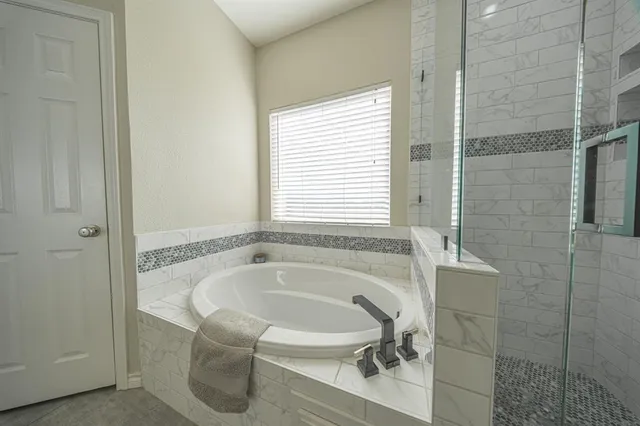 $450,000 | 100 San Chez Drive, Lake Kiowa, TX 76240