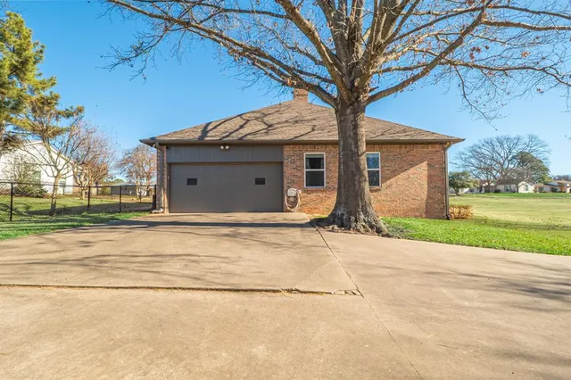 $450,000 | 100 San Chez Drive, Lake Kiowa, TX 76240