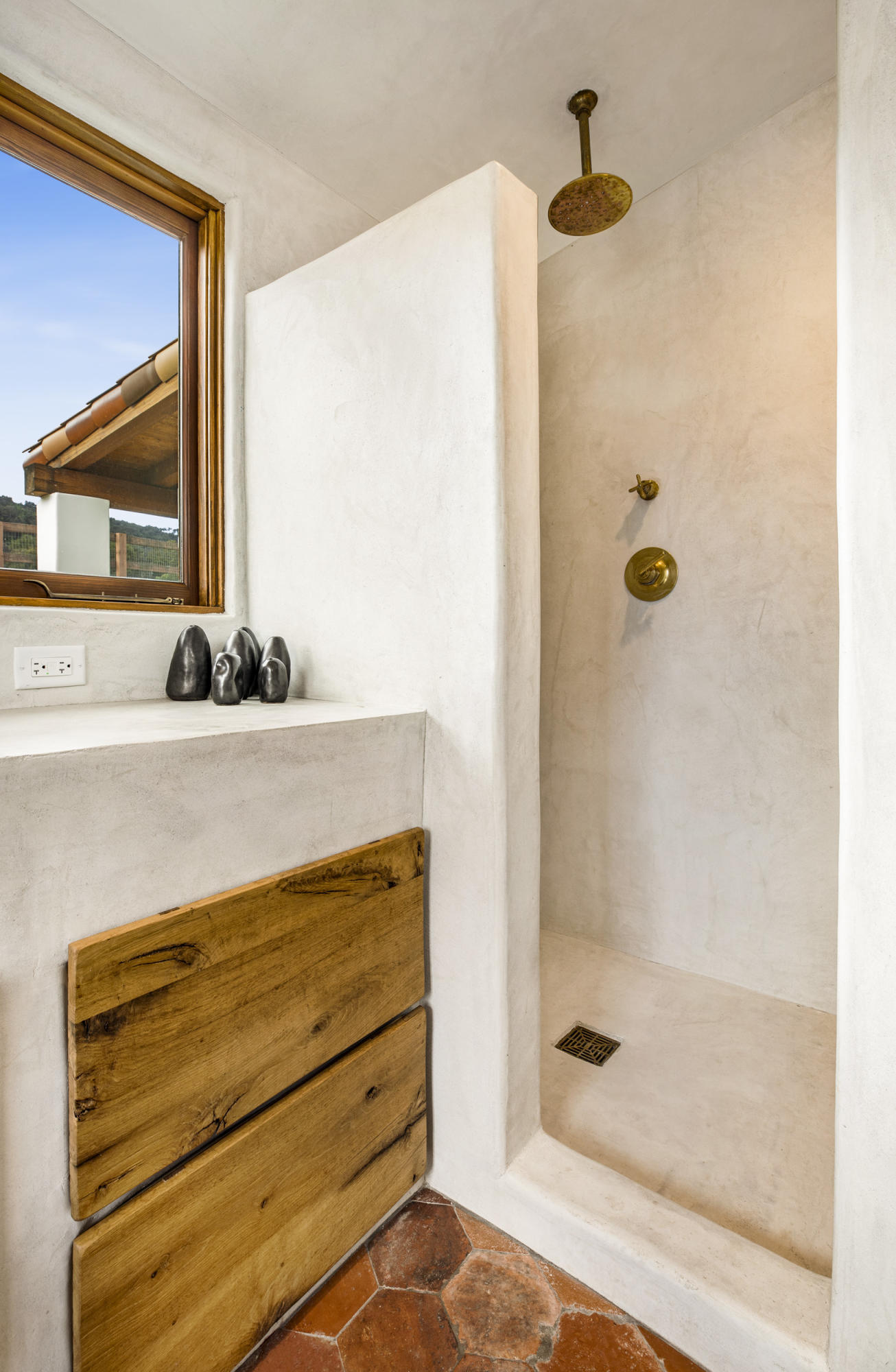 12980 Ojai Road Santa Paula, CA 93060 - Photo 21 of 32 a bathroom with a bathtub and shower