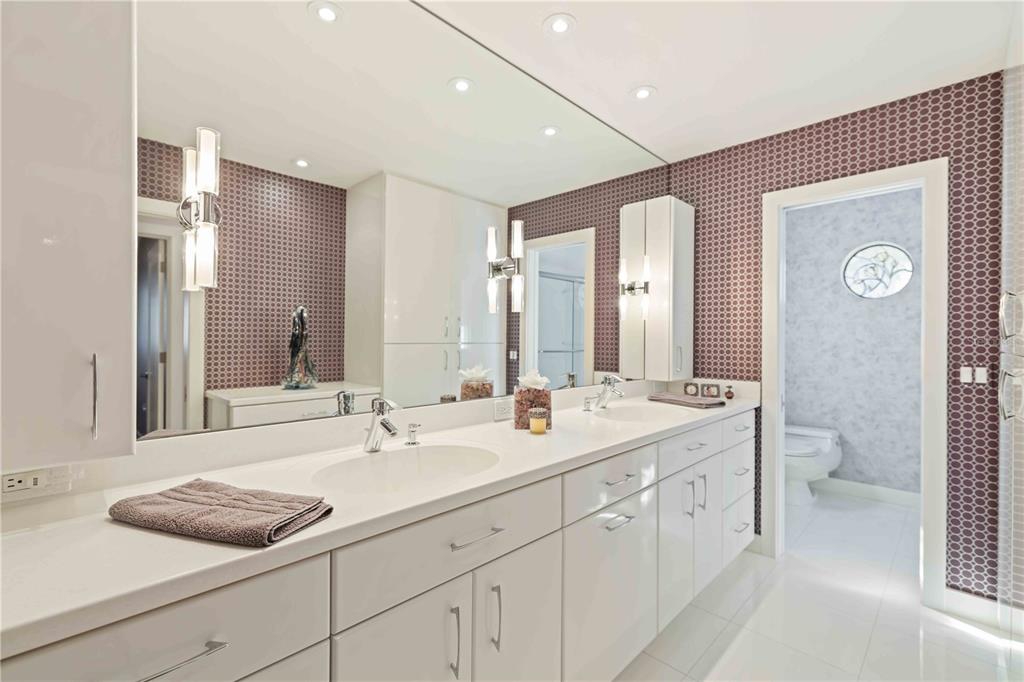 505 Lyons Bay Road Nokomis, FL 34275 - Photo 18 of 57 a bathroom with a double vanity sink a toilet and a mirror