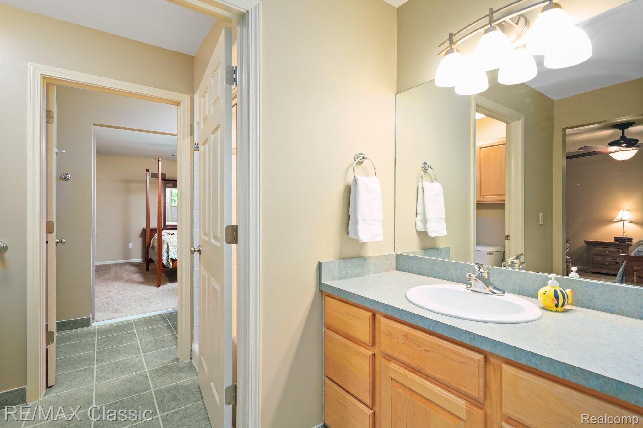 1352 Timber Ridge Court Milford, MI 48380 - Photo 33 of 77 Jack & Jill Bath