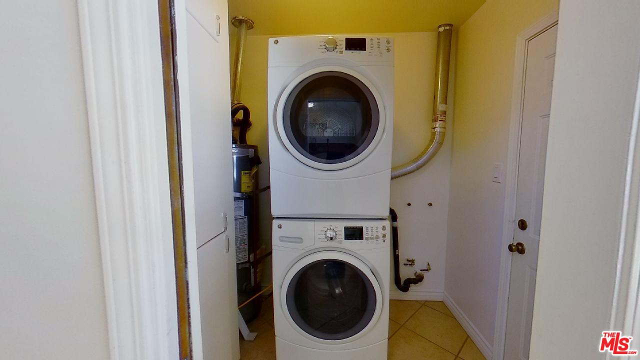 2027 Euclid Street, Unit E Santa Monica, CA 90405 - Photo 7 of 18 a utility room with dryer and washer