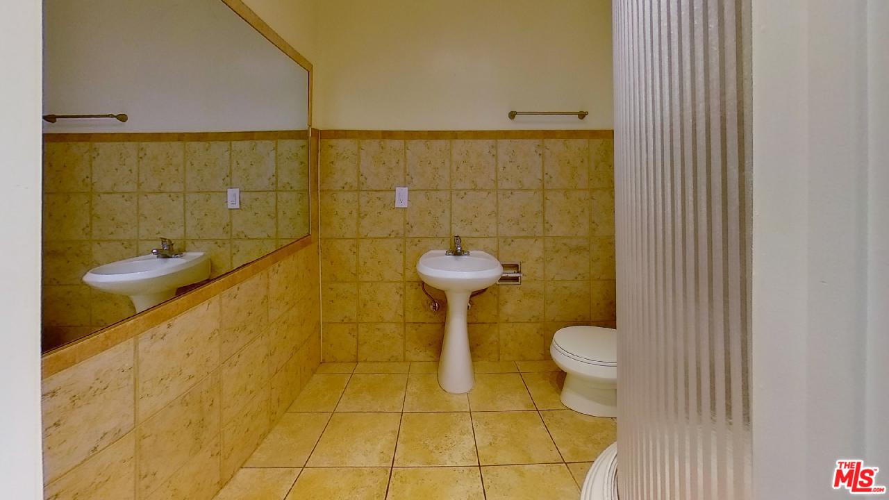 2027 Euclid Street, Unit E Santa Monica, CA 90405 - Photo 8 of 18 a bathroom with a sink