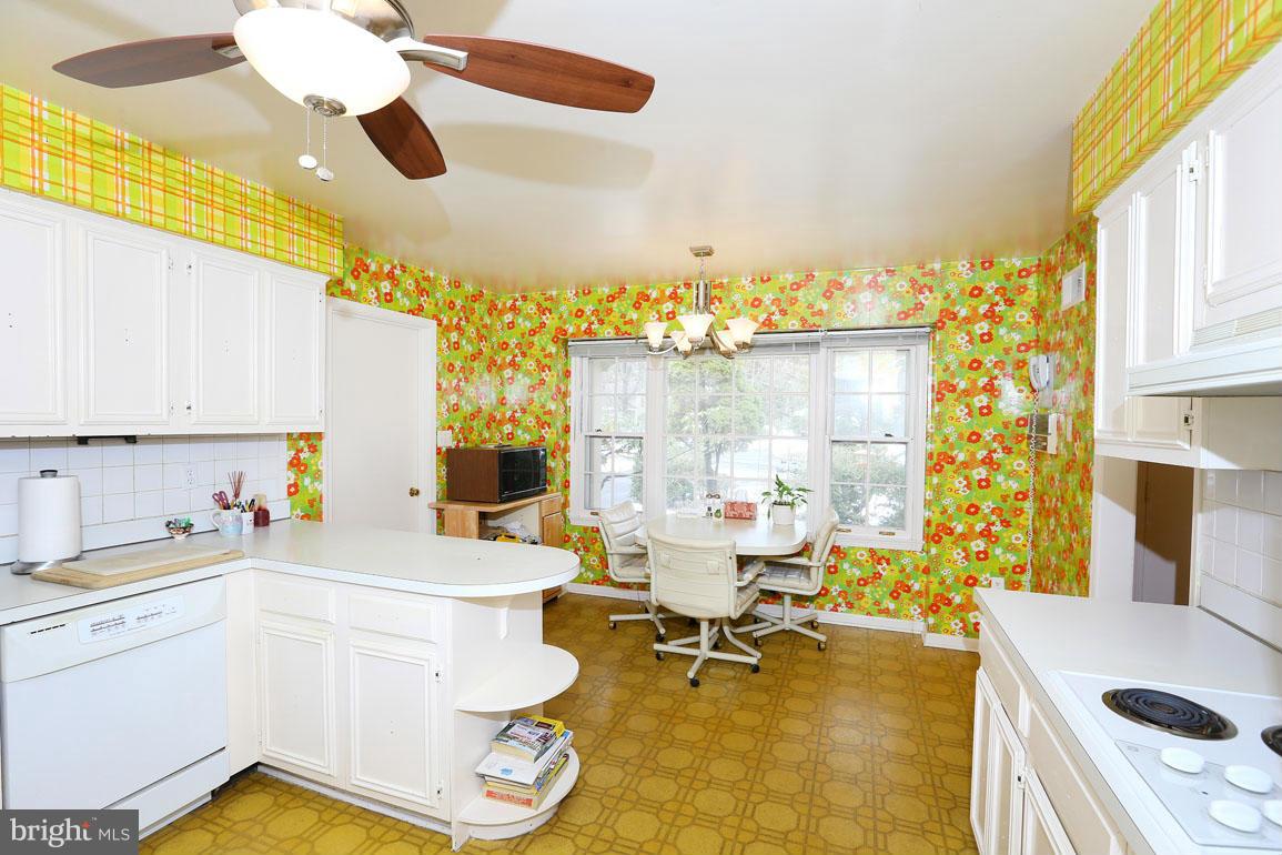 201 Hermleigh Road Silver Spring, MD 20902 - Photo 8 of 26 Kitchen with Large Eating Area