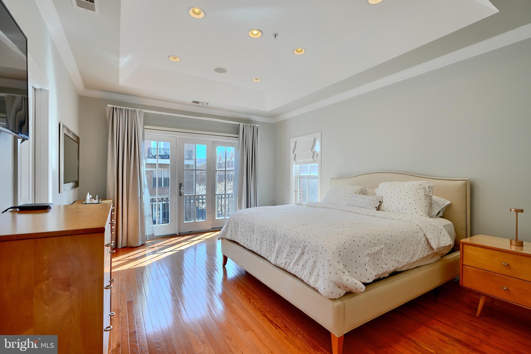 1221 Dockside Circle Baltimore, MD 21224 - Photo 40 of 57 a bedroom with a bed and a large window