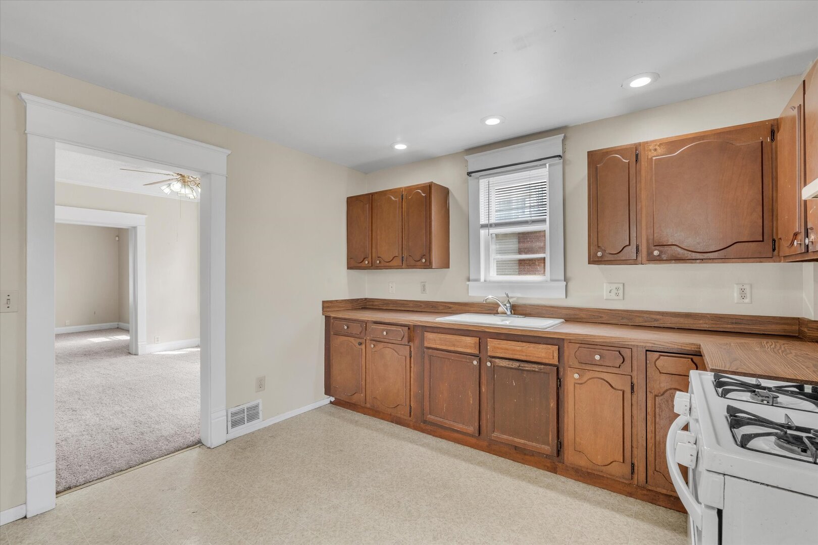 349 10th Street Moline, IL 61265 - Photo 10 of 24