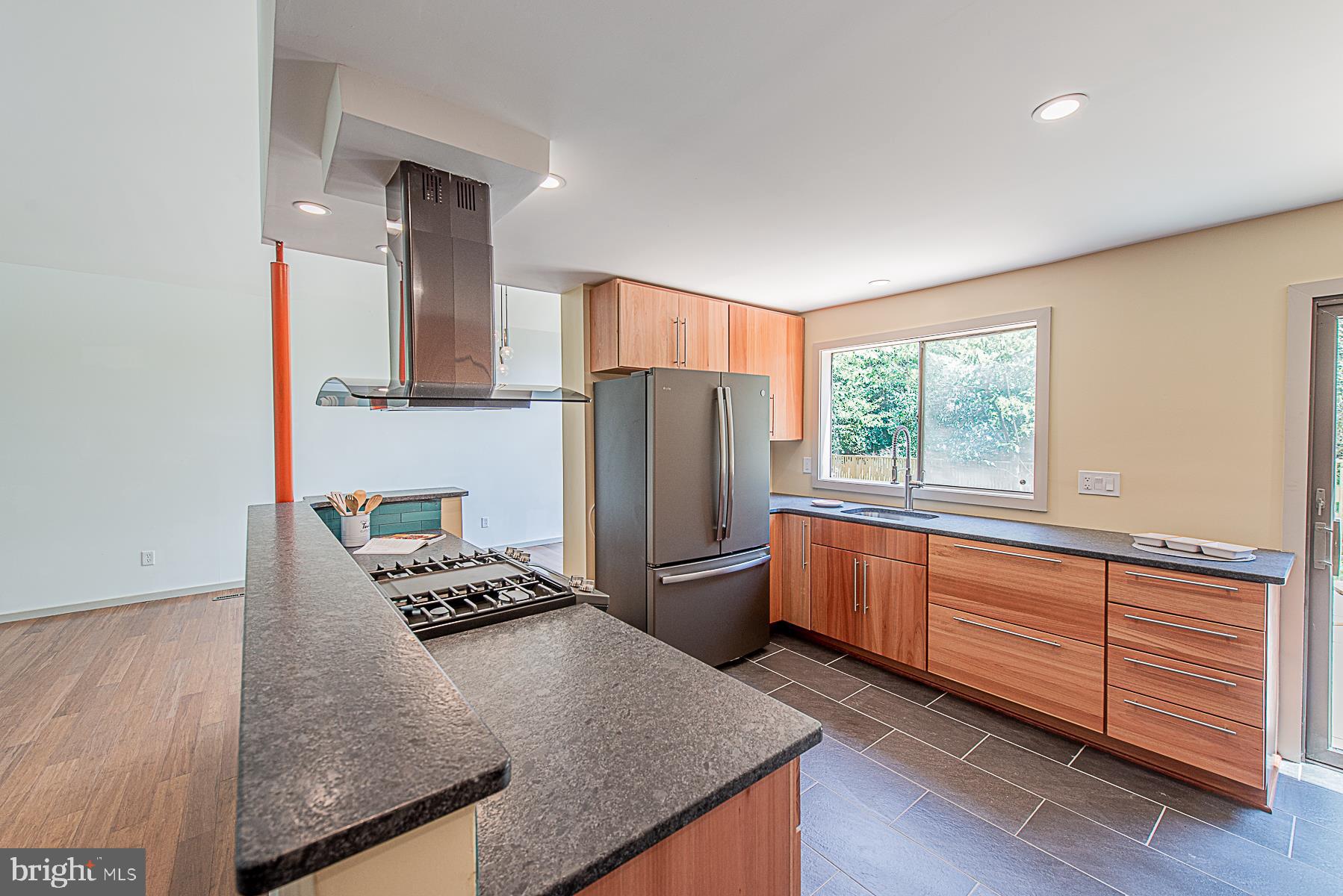 5301 Lightning View Road Columbia, MD 21045 - Photo 10 of 47 Modern vented hood