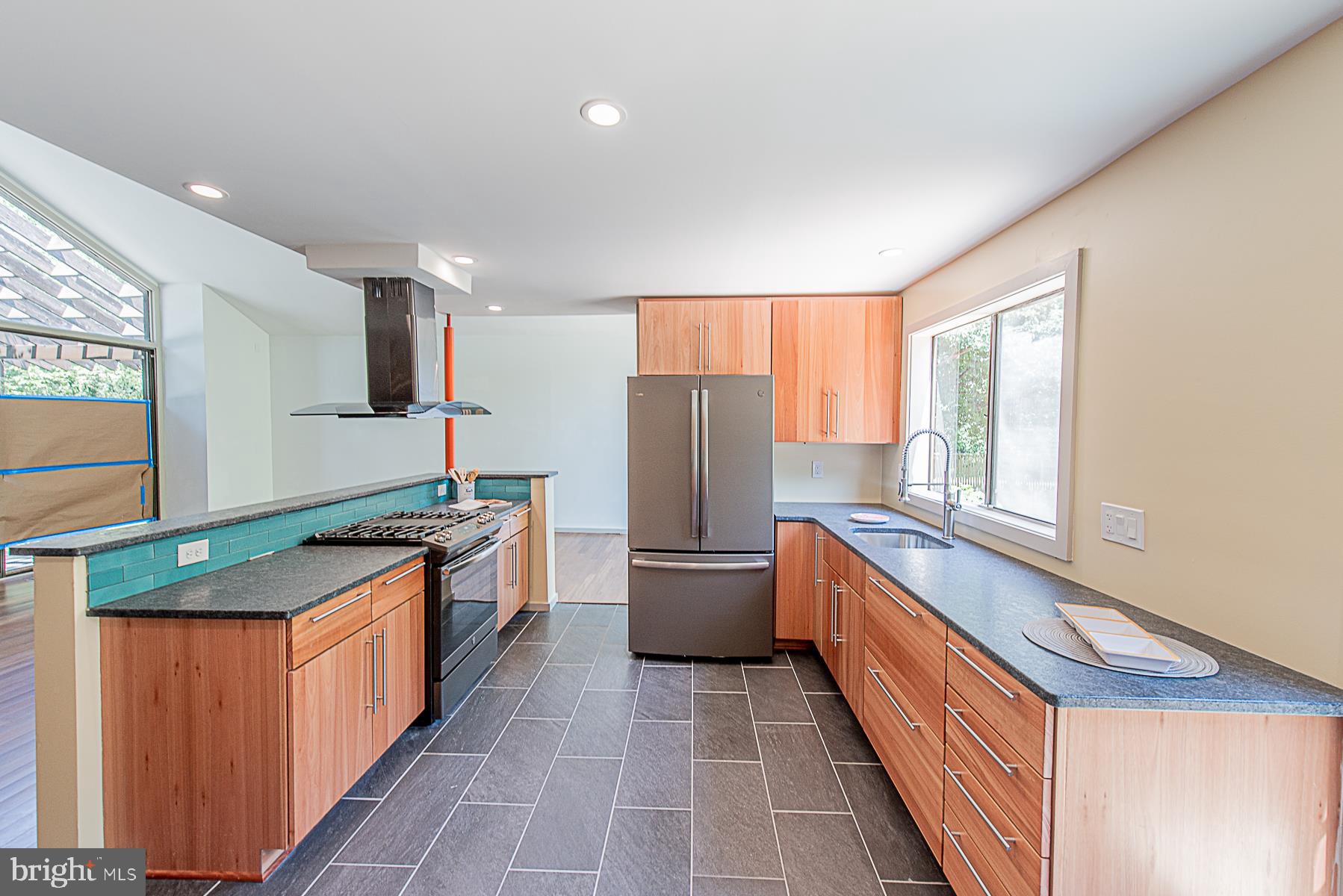 5301 Lightning View Road Columbia, MD 21045 - Photo 12 of 47 New modern appliances