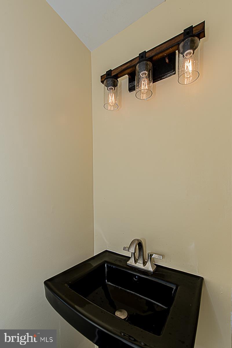 5301 Lightning View Road Columbia, MD 21045 - Photo 25 of 47 Half bath on main level