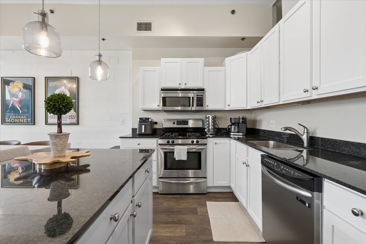 230 West Division Street, Unit 602 Chicago, IL 60610 - Photo 12 of 25