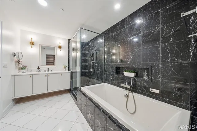 $540,000 | 232 North Kingshighway Boulevard, Unit 1407, St. Louis, MO 63108