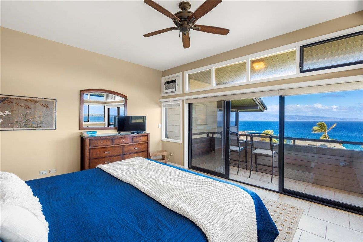 100 Ridge Road, Unit 2915 Lahaina, HI 96761 - Photo 27 of 43 a bedroom with a bed and a desk