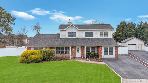 $699,999 | 40 Sequoia Way, Holbrook, NY 11741