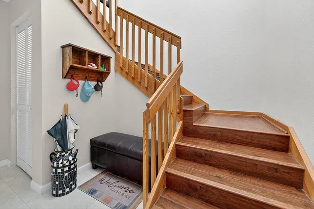 a view of a pathway with a house